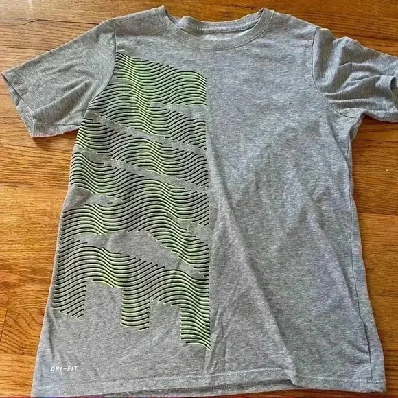 The Nike Tee Dri-fit - Picture 1 of 8
